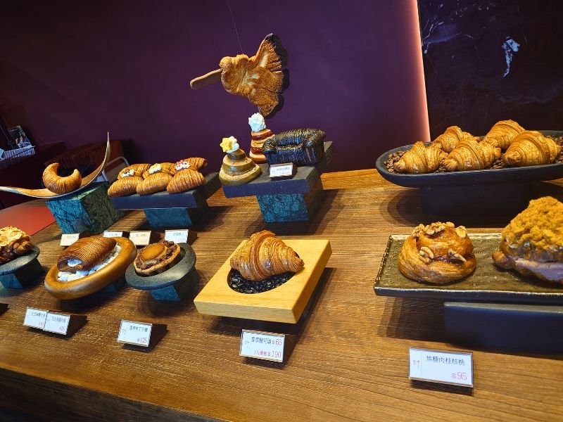 【台中親子一日遊】米其林必比登推薦鹹粥、岩漿火鍋火焰豬、日式漫博館,超充實慶生行程推薦 11 台中可頌專賣店木木や蝴蝶結可頌