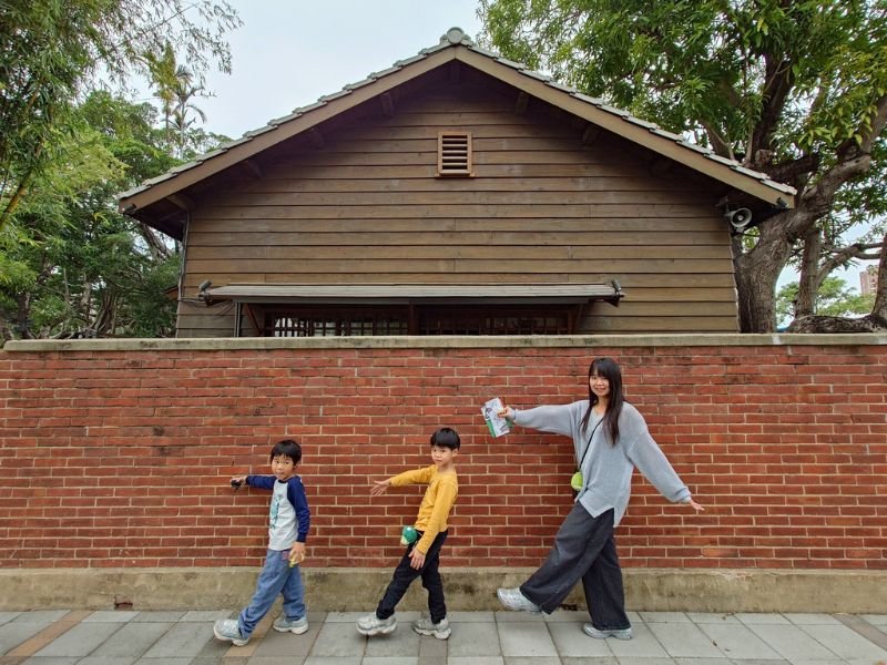 【台中親子一日遊】米其林必比登推薦鹹粥、岩漿火鍋火焰豬、日式漫博館,超充實慶生行程推薦 8 日式建築還好老樹圍繞適合遛小孩