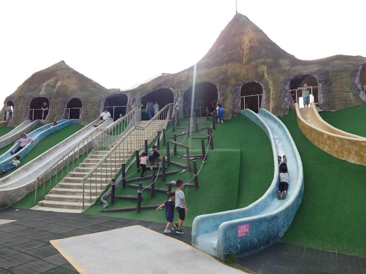 苗栗親子半日遊★龍鳳漁港+獅山親子公園,看海踏浪、吃海鮮,特色遛滑梯小孩瘋玩 5 苗栗獅山親子公園是特色公園