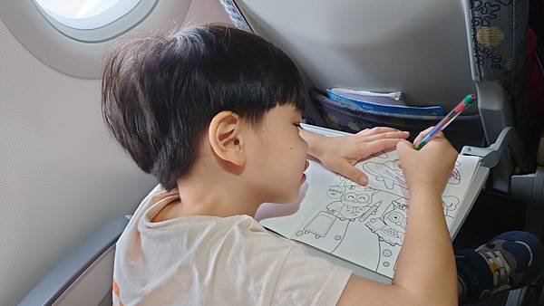 寶寶出國搭飛機要注意什麼?登機包包必備:零食、玩具、濕紙巾和水 3 pic pimg tw pimama 1703557413 4167907305 g n jpg