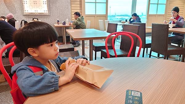 寶寶出國搭飛機要注意什麼?登機包包必備:零食、玩具、濕紙巾和水 2 pic pimg tw pimama 1703557534 2412385541 g n jpg