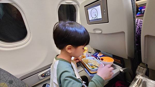 寶寶出國搭飛機要注意什麼?登機包包必備:零食、玩具、濕紙巾和水 6 pic pimg tw pimama 1703557922 704983786 g n jpg