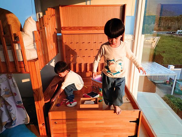 啄雲啖綠~埔里溜滑梯親子民宿推薦,溜滑梯、盪鞦韆、彈珠台整組搬到房間裡! 2 pic pimg tw pimama 1703581686 2754956665 g n png