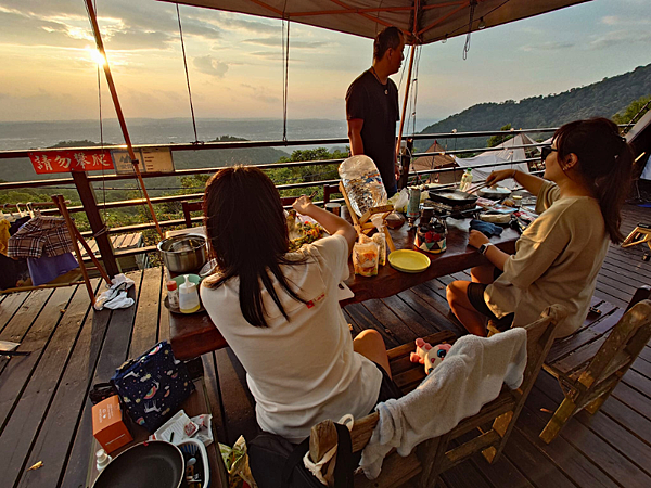 雙梅第8露|苗栗獅潭巧遇露營區,玩水、玩沙、VIP景觀,露營料理:漢堡排、香薯冰纖地瓜小孩超愛,一隻可吃光一包! 1 pic pimg tw pimama 1723809373 829714553 g n png